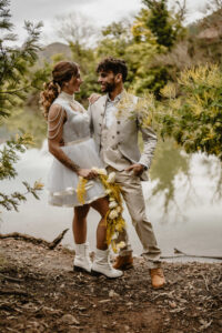 Lire la suite à propos de l’article Mariage en jaune : idées originales et tendance pour illuminer votre grand jour